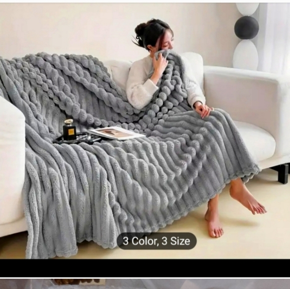 NIP ELEGANTLY GORGEOUS FAUX FUR MINK BLANKET FLANNEL THROW SEXXXY GREY - Picture 2 of 5